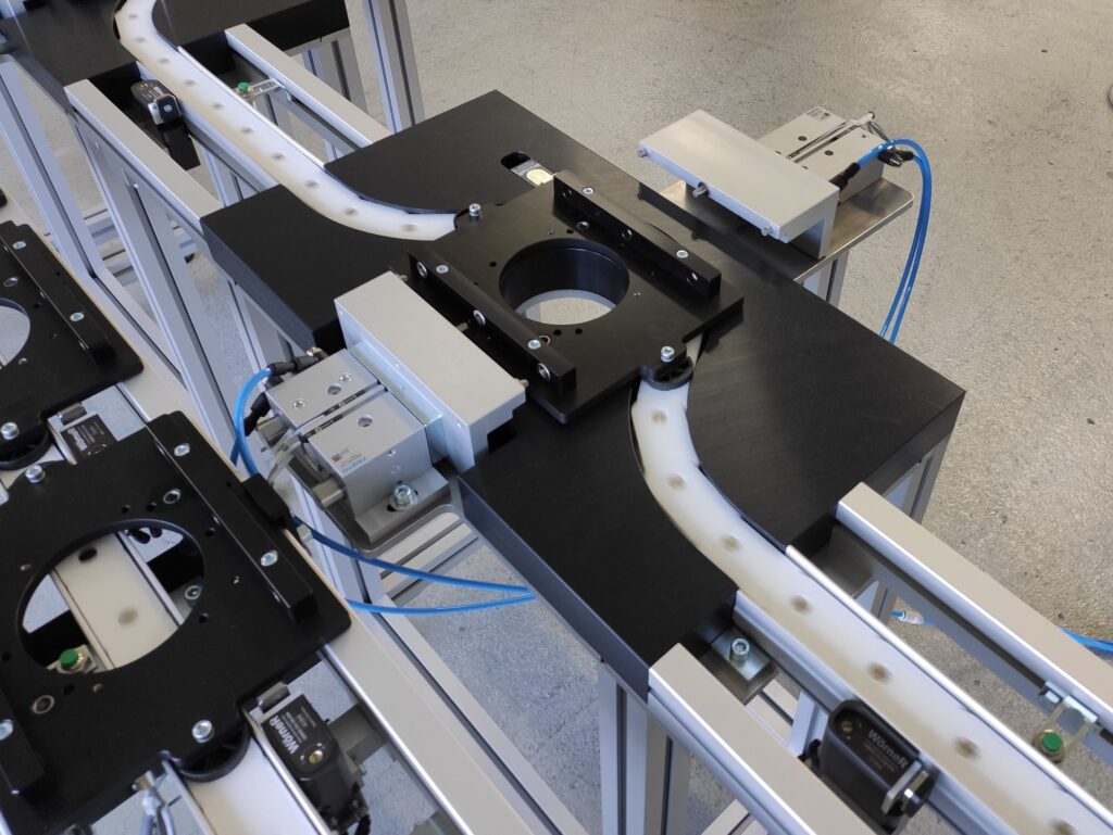 Das Bild zeigt ein Transfersystem an dem von unten bearbeitet wird.